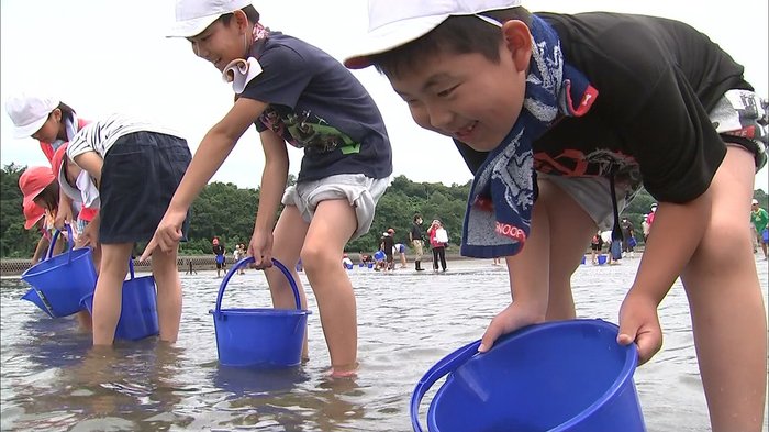 大きくな~れ 小学生が稚ガニを放流 「岬ガザミ」でブランド化 大分・豊後高田市