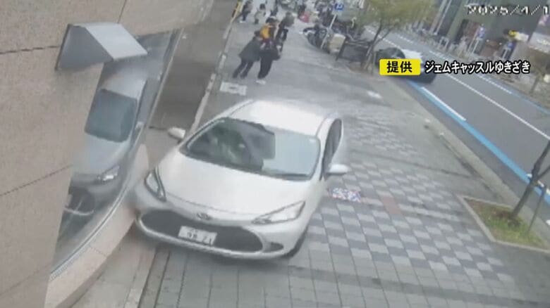 防犯カメラに歩行者のギリギリを暴走する車…0歳児や10歳女児ら7人はねられケガ 74歳女を現行犯逮捕｜FNNプライムオンライン