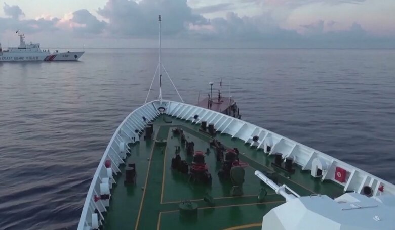 衝突の瞬間を公開　中国海警局の船がフィリピン船に　さらに別の船にも…フィリピン政府「中国側を最も強く非難」｜FNNプライムオンライン