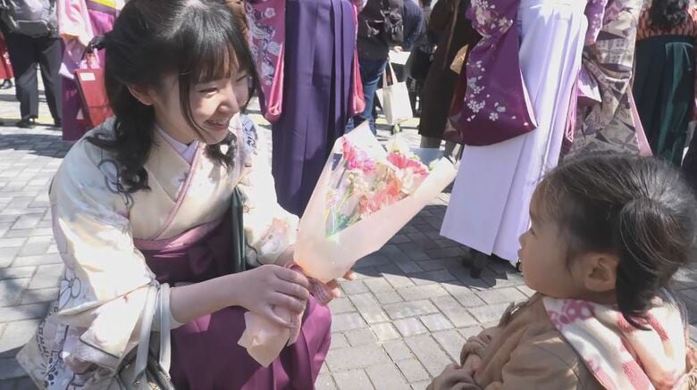 信州大学　松本キャンパスの卒業式　新たな道へ！4つの学部と大学院あわせて885人が巣立つ｜FNNプライムオンライン