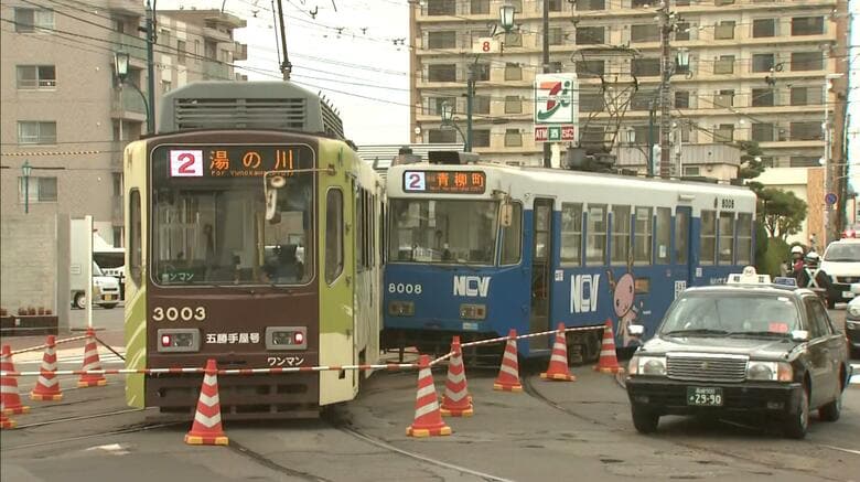 【最新】北海道函館市で路面電車同士がカーブで接触事故…乗客の79歳と82歳の女性2人がケガ_警察が過失往来危険などの疑いも含め捜査_一方のポイントが切り替わらず車両がはみ出して衝突か｜FNNプライムオンライン