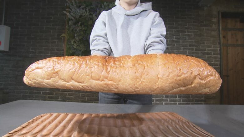 長さ約50cmで重さは800gも…超特大なのに硬くない『生ソフトフランスパン』高温で一気に蒸し焼きにして“ふわもち”な食感に｜FNNプライムオンライン