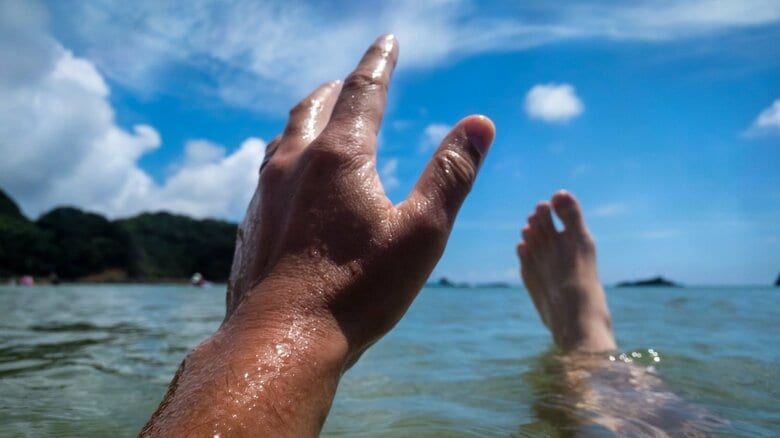 海や川で家族がもし流されたら？すぐに“投げてほしいモノ”も！命を守る3つのポイントと備えを“救助のプロ”に聞く｜FNNプライムオンライン