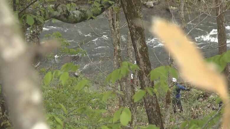「1人が川に流されそうに、1人が助けに」男性2人が死亡　山菜採りで行方不明の2人か　同行者「水圧が強かった、やばいと思った」増水した川に流されたか　｜FNNプライムオンライン