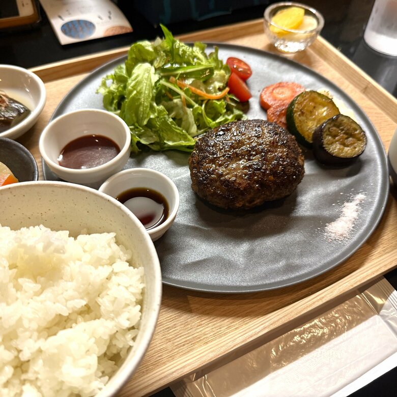180グラムのふっくらハンバーグが主役…昼だけ営業の手作りおばんざいも楽しめる話題のハンバーグ専門店｜FNNプライムオンライン