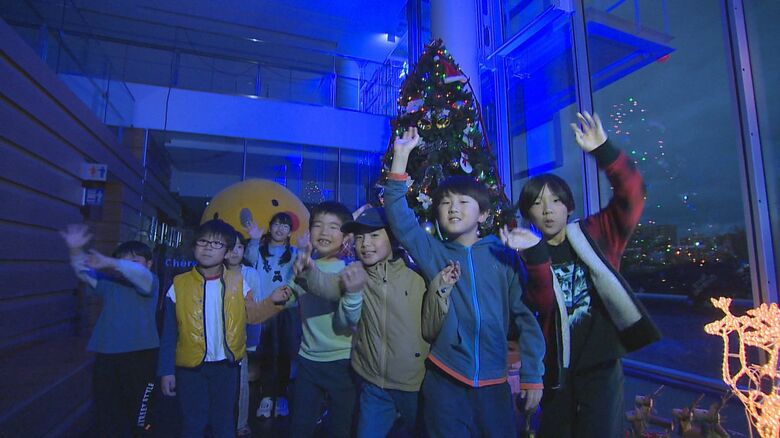 “イルミネーション”点灯！子どもたちが高さ4mのクリスマスツリーを飾り付け「ピカピカしていてきれい」新潟｜FNNプライムオンライン