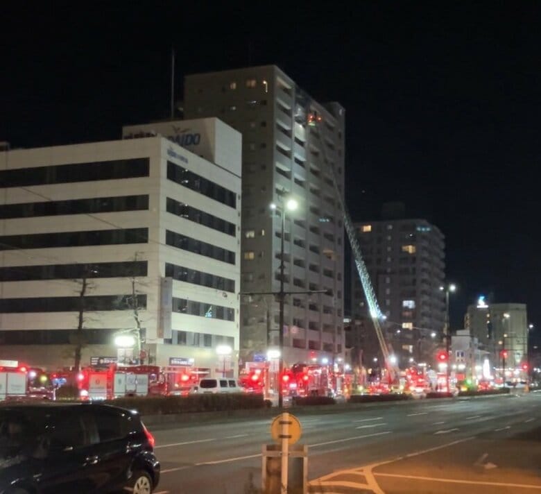 【速報】岡山市中心部のマンションで火災　年齢不詳の男性１人意識不明　８時３３分に鎮火【岡山】｜FNNプライムオンライン