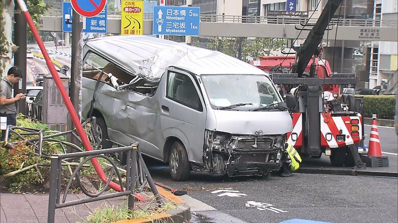 マンホールでスリップ？赤坂警察署至近でワンボックスカーが電柱や車に衝突し大破…けが人なし　東京・港区｜FNNプライムオンライン