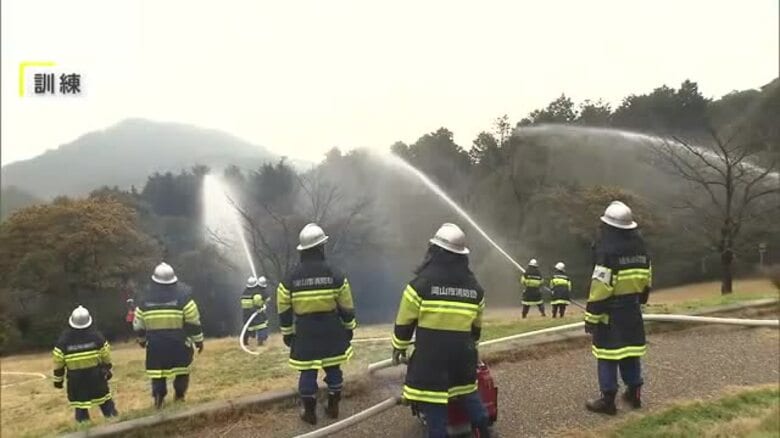 県内最大の山林火災発生から１年　岡山市消防局が南区の火災現場で約１００人が参加し消火対応訓練【岡山】｜FNNプライムオンライン