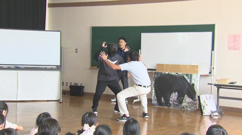 身近な危険に…“クマ”市街地での出没増加 児童が身を守る方法学ぶ「山じゃないから大丈夫という考え持たないで」新潟・新発田市｜FNNプライムオンライン