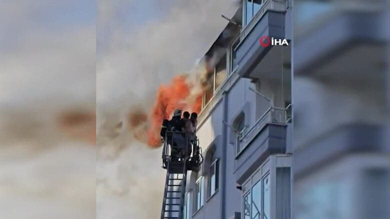 カメラが捉えたマンション火災、最上階に炎迫る中“決死の脱出劇” 壁にしがみつく男性2人を救出直後に窓から激しい炎 トルコ|FNNプライムオンライン