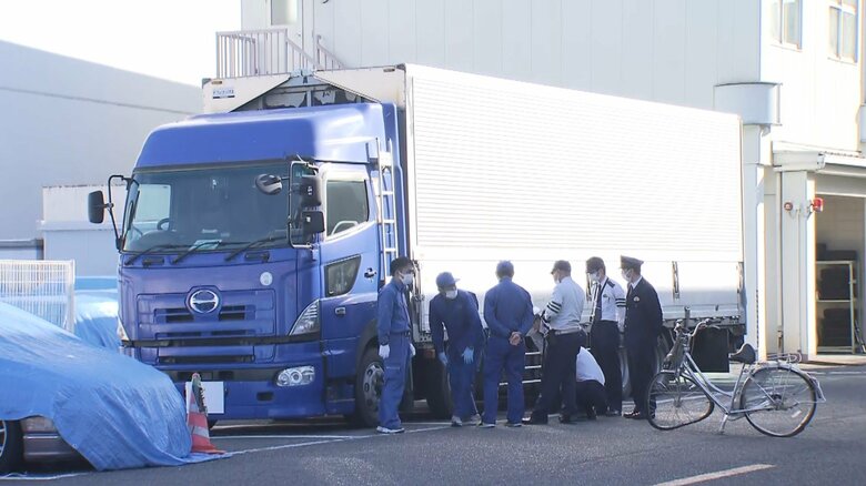 事故を起こしたトラックを調べる捜査員(12日午後 古河署)