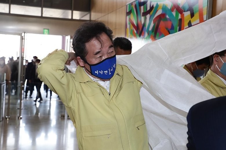 共に民主党から立候補した李洛淵前首相は自分の名前入り特製マスクで選挙活動(HPより)