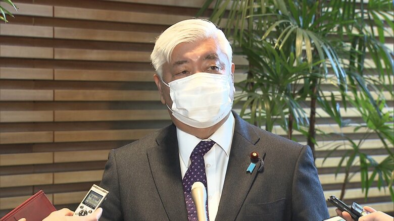 記者団の取材に応じる中谷・人権補佐官(1日)