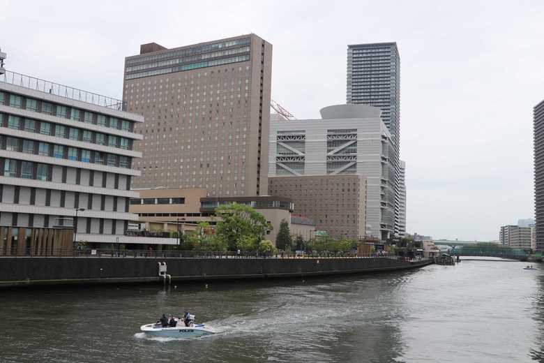 中央の茶色の建物がリーガロイヤル 手前の川には警察のボート
