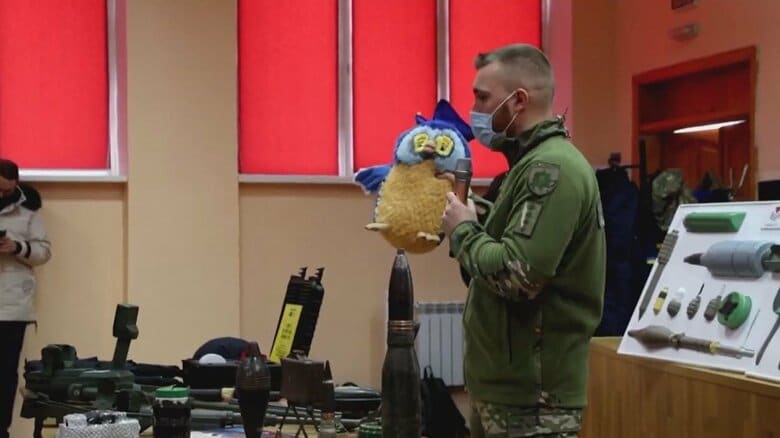 学校では爆弾に関しての授業が行われている