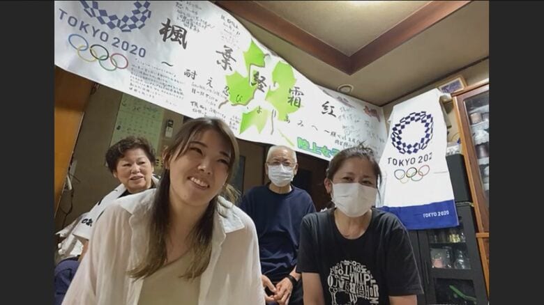 東京五輪で5000mを走る萩谷さんをテレビ越しに応援する家族