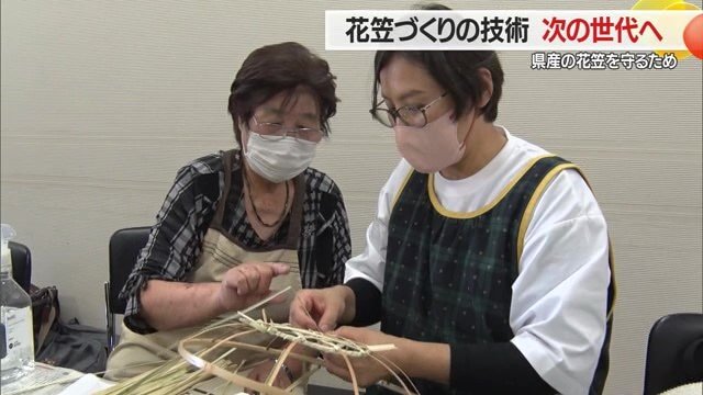 左）講師を務める花笠づくりベテランの塩野美智子さん（77）