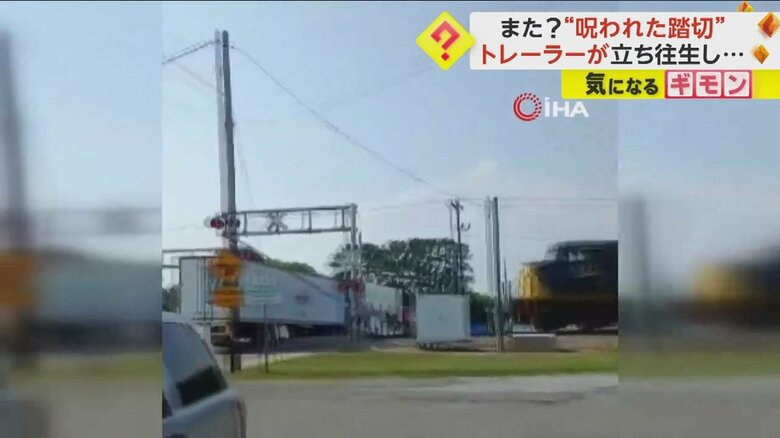 列車がトレーラーのコンテナの真ん中あたりを突き破る瞬間①