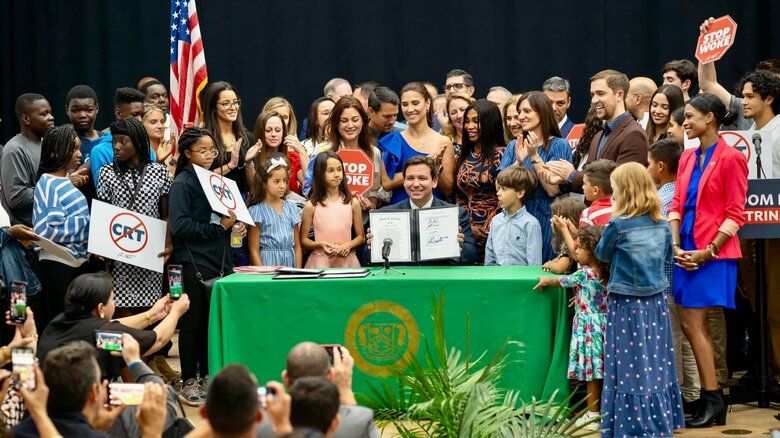 デサンティス知事の保守的な政策によるリベラル派との対立は「文化戦争」と呼ばれる