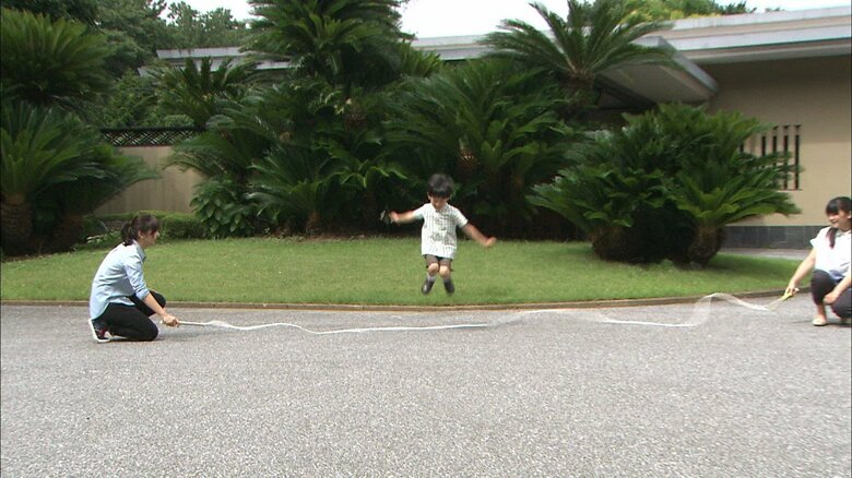 2013年9月ご姉妹となわとびをする悠仁さま
