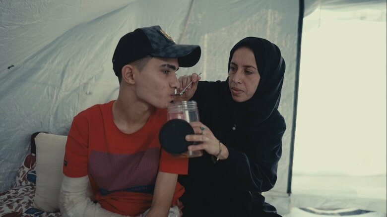 アハマド君の家族は大学跡地のテントで暮らす。食糧不足の中、蜂蜜は貴重な栄養源だ