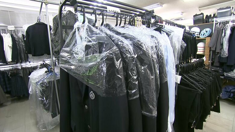 たくさんの制服などの学校用品が並ぶ「うさや」