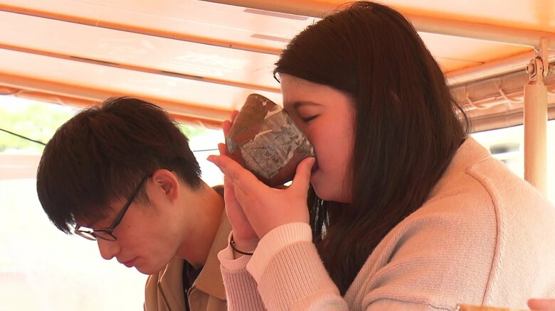 お茶を味わう参加者