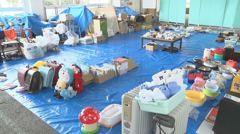 四十万小学校に設けられていた支援物資のコーナー