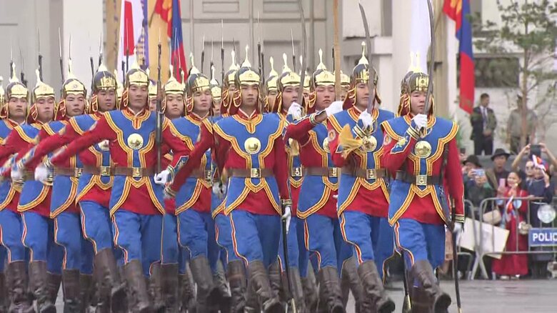 スフバートル広場で行われた歓迎式典