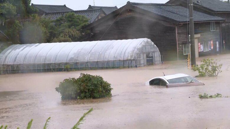 住宅が浸水した石川県羽咋市の様子　消防隊員ら救助活動　（27日午前8時20分頃）