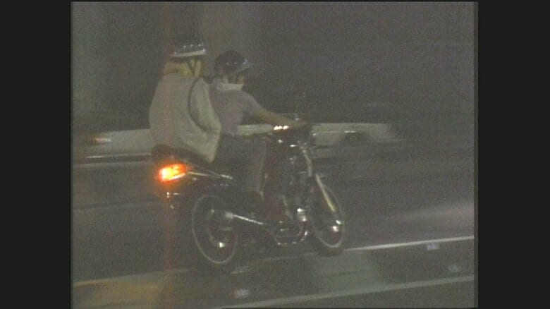 長崎市の繁華街を2人乗りで暴走する暴走族（1990年）