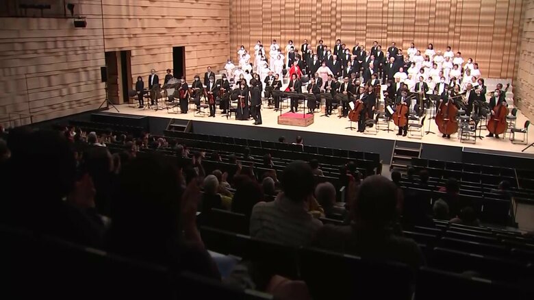 会場から送られた拍手