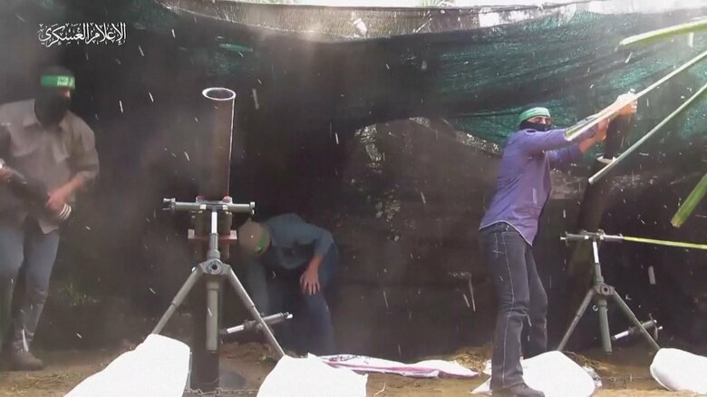 迫撃砲を発射するハマスの戦闘員ら（10月14日公開）