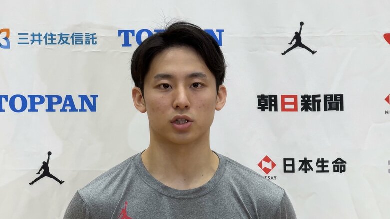 会見に応じる河村勇輝（16日、都内）