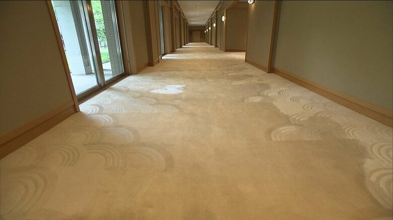 四海波をモチーフにした緞通