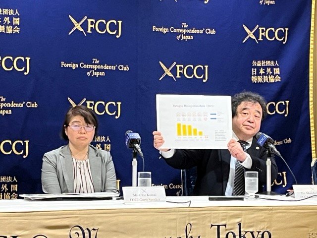 指宿昭一弁護士（右）と駒井知会弁護士