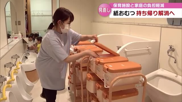 使用済み紙おむつを名前が書かれたバケツに仕分ける（9月）