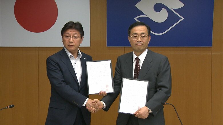 合意文書を取り交わす静岡・田辺市長（左）とJR東海（2018年）