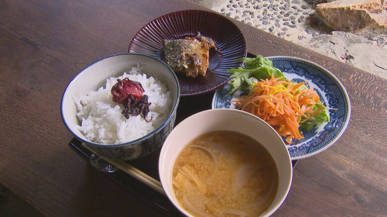 中庭を臨みながら朝食