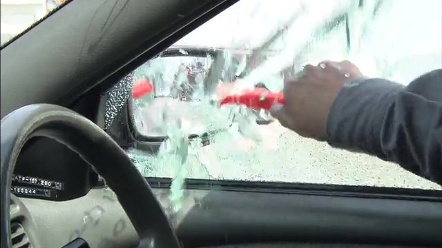 カー用品店などで購入可能　脱出用のハンマーやシートベルトカッター
