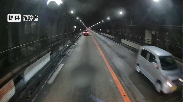 右車線を逆走（提供：視聴者）