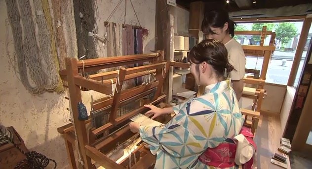 機織り体験　目の前の作業に集中
