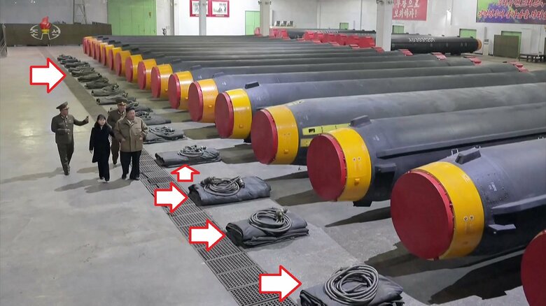 ネイサン･ハント氏「火星12型ミサイル・ブースター(または改修型)の前に電気コードの付いた毛布が並べられている」(KRT朝鮮中央テレビ・2023年1月1日より)