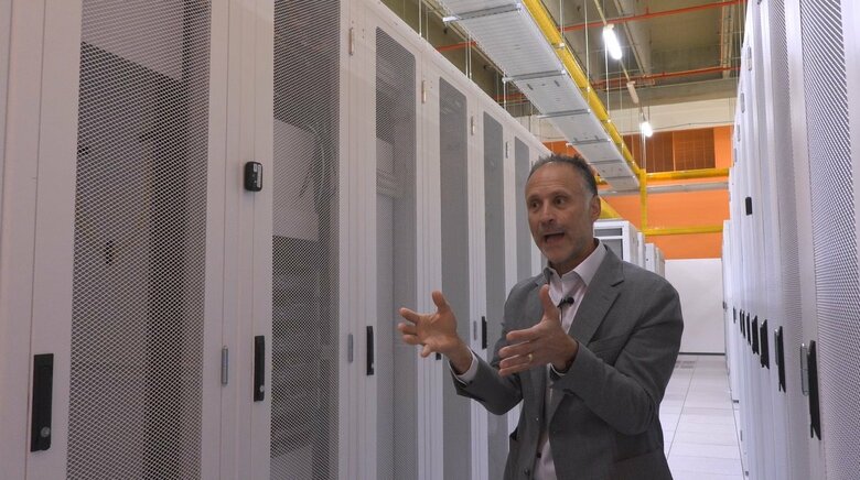 ブルーノ・ベルティ副社長がサーバー室で冷却システムを説明