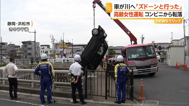 ゆっくりとつり上げられる車