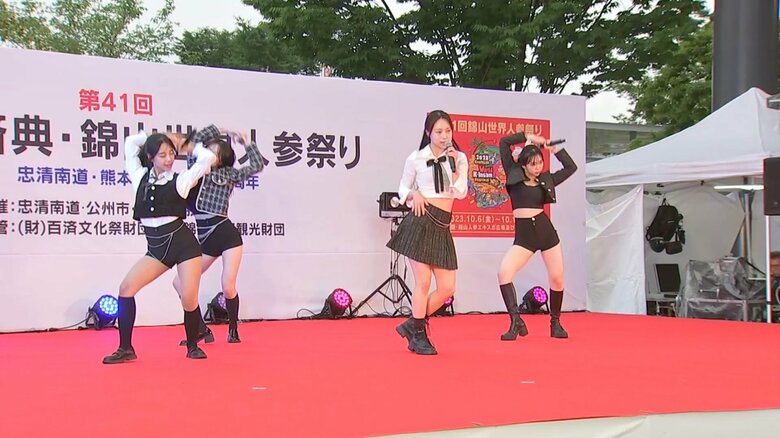 パフォーマンスを披露する「韓国K-POP高校」の生徒たち