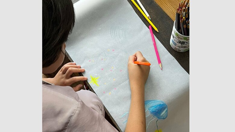 娘さんは本を読む、絵を描く、工作するといったことが好き