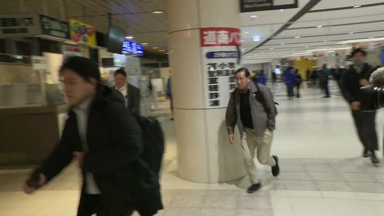 最終電車に乗ろうと“走る”空港利用者