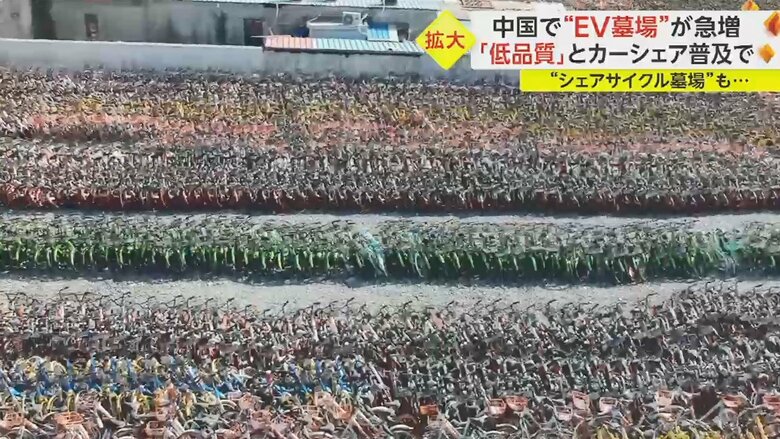 車体の色ごとに大量の電動自転車が並ぶ